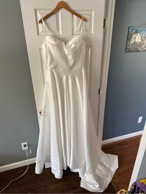 Brand new Tania Olsen wedding dress size 10